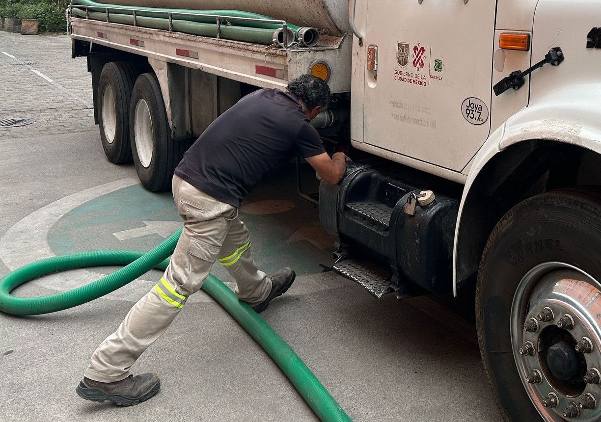 Emergency water supply tanker operating in Ciudad de México urban area.